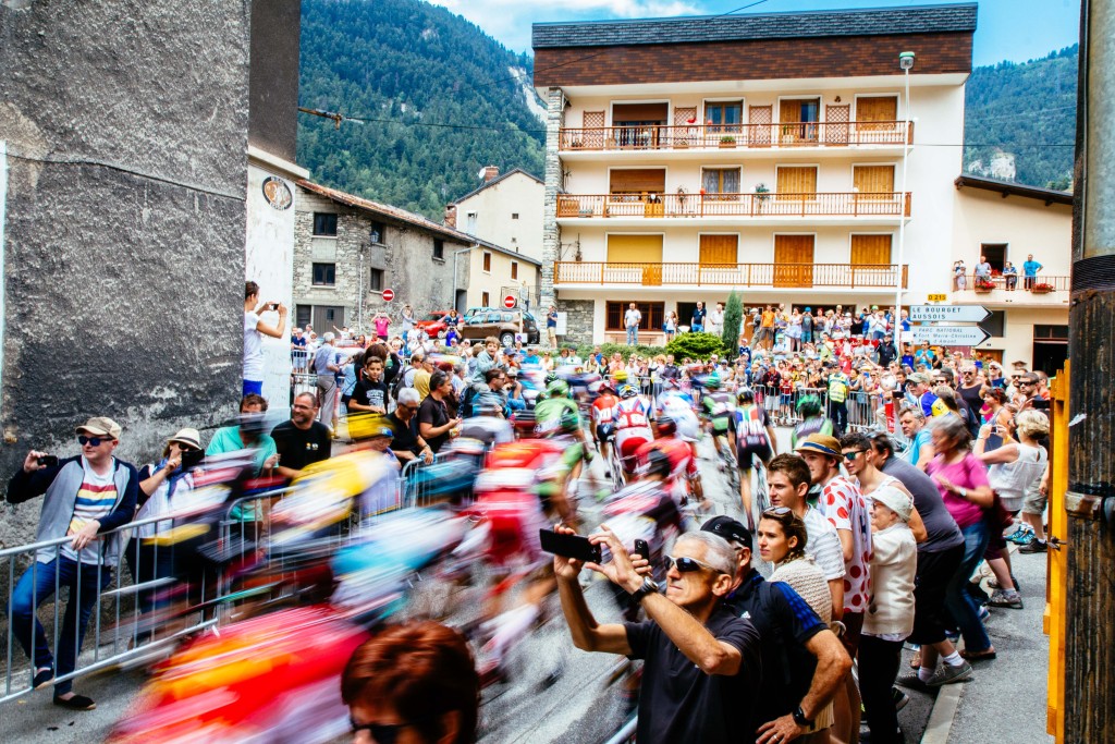 The peloton roll out of Modane